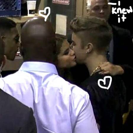 Taylor Swift ngượng ngùng khi bắt gặp Selena hôn Justin ở hậu trường 1