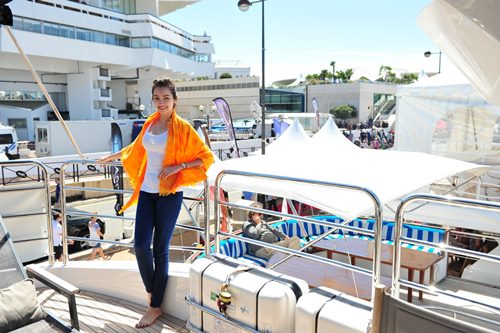 Trúc Diễm tự tin thả dáng trên du thuyền Cannes - 1