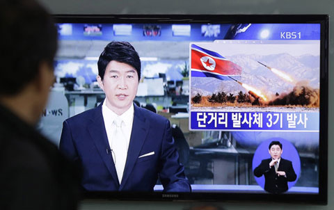 Một người Hàn Quốc đang theo dõi bản tin về vụ phóng 3 tên lửa tầm ngắn hôm 18/5 của Triều Tiên. 