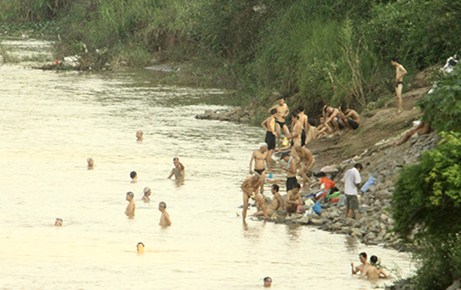 Đàn ông Việt cũng ham hố khỏa thân... vì môi trường