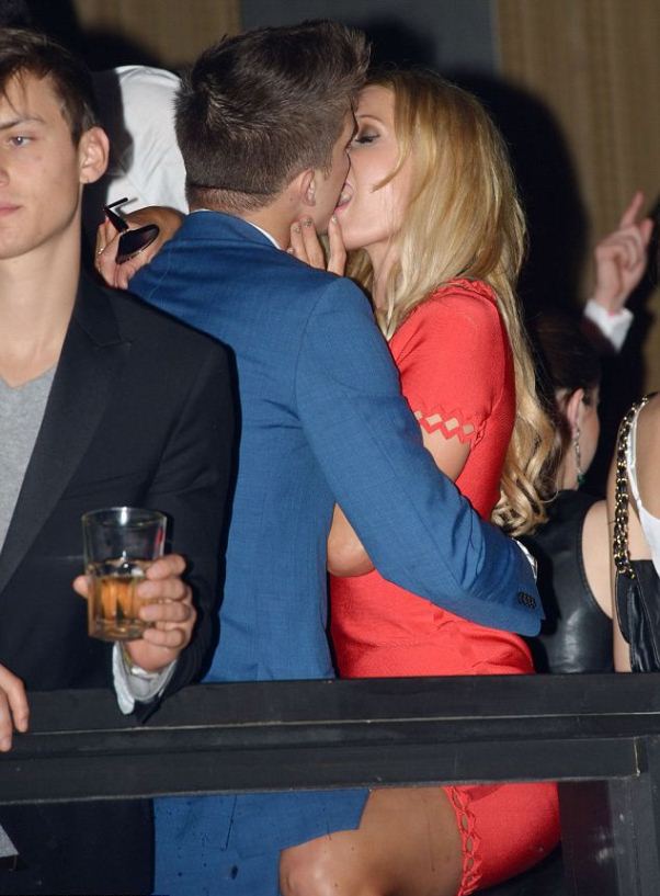 Paris Hilton âu yếm bạn trai quá đà