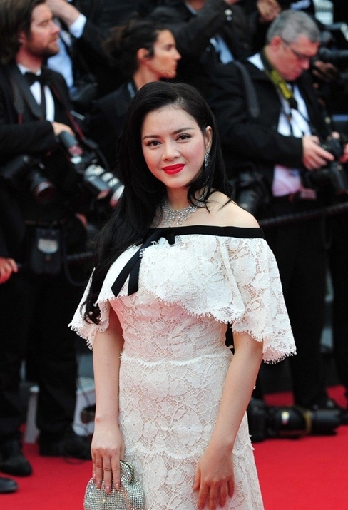 Nữ diễn viên chơi trội trên thảm đỏ Cannes so với các đồng nghiệp khi diện váy Chanel 2 tỷ, đeo trang sức 12 tỷ