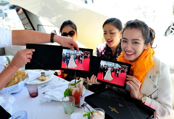 Trong khi các sao Việt như Vân Trang, Trúc Diễm, Maya rất giản dị thưởng thức tiệc trên du thuyền ở Cannes thì thuyệt nhiên không thấy mặt Lý Nhã Kỳ