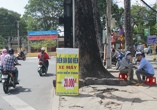 Bảo hiểm xe máy tràn xuống đường bán rong