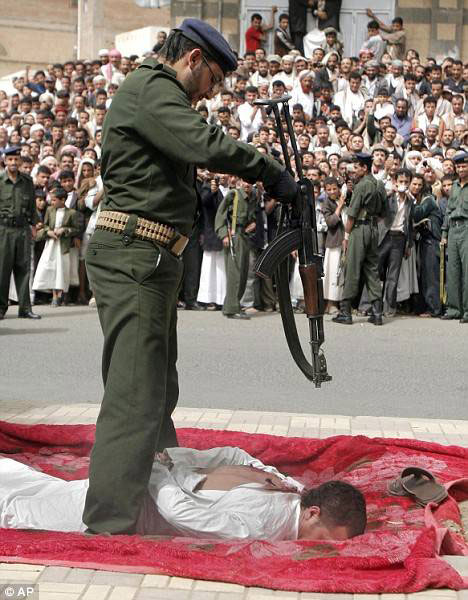 Ả Rập hành quyết, phơi xác 5 tử tù giữa quảng trường