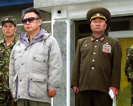 Tân tổng tham mưu trưởng Quân đội nhân dân Triều Tiên Kim Kyok Sik (bên phải) 