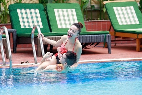 Yến Trang và bạn nhảy vào hồ bơi "trốn" cúp điện 3