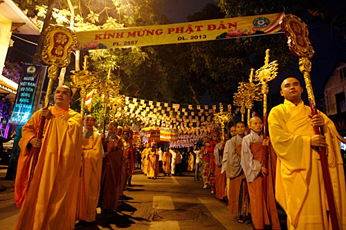 Rước xá lợi Phật qua các con phố Hà Nội