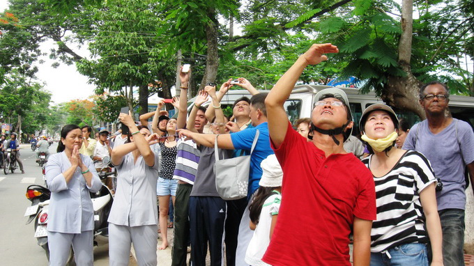 Hàng trăm người kéo nhau ngắm “hào quang tỏa sáng”