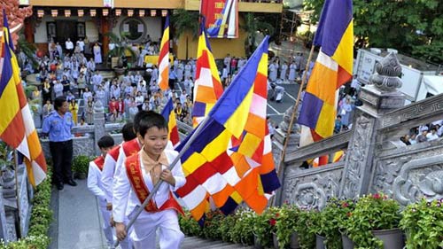 
	Đội cờ Phật giáo được rước lên chánh điện chùa Phổ Quang, quận Tân Bình, TP.HCM tại lễ kỷ niệm sáng 24/5.