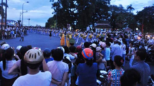 
	Rất đông phật tử cùng người dân Huế đã có mặt tại chùa Từ Đàm từ rất sớm để đón đoàn rước.