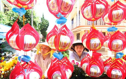 
	Những chiếc lồng đèn gắn trên xe hoa được các chú tiểu chùa Linh Khứu (phường 9, Đà Lạt) chăm chút.