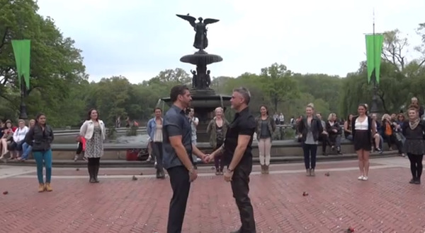 Clip flashmob cầu hôn của cặp đôi đồng tính nam ở Mỹ 3