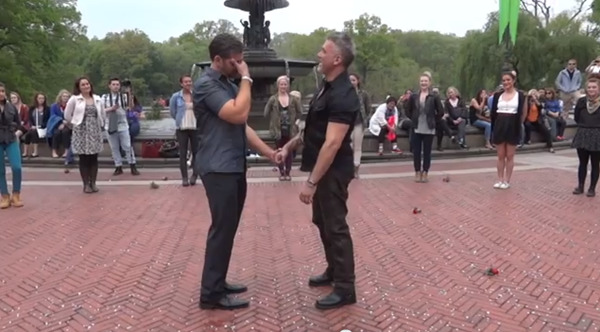 Clip flashmob cầu hôn của cặp đôi đồng tính nam ở Mỹ 4