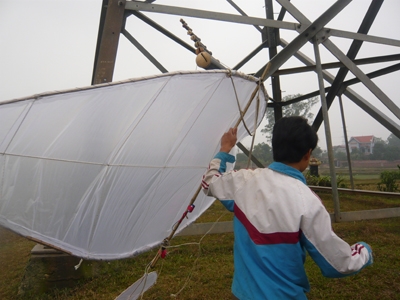 Nhiều người dân tại một số huyện ở Thái Nguyên ngang nhiên thả diều dưới đường dây cao thế. Ảnh: Phong Cầm