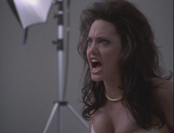 Bức vẽ Angelina Jolie sau cắt ngực gây chú ý 7