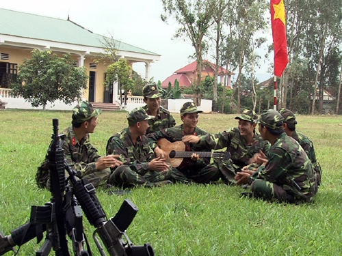 Sau những giờ huấn luyện vất vả, cán bộ, chiến sĩ Tiểu đoàn 12 tổ chức các hoạt động vui chơi, giải trí trên thao trường