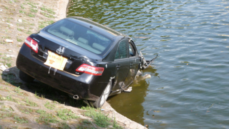 Nắng nóng, Camry tự lao xuống hồ... "tắm mát" 