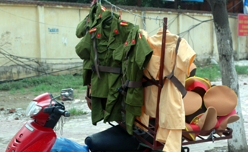 Bán trang phục công an "nhái" giữa Thủ đô 