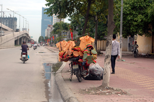 Bán trang phục công an "nhái" giữa Thủ đô 