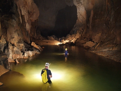 Hang Khe Ri được xác định là hang sông dài nhất thế giới có vẻ đẹp
            đặc trưng