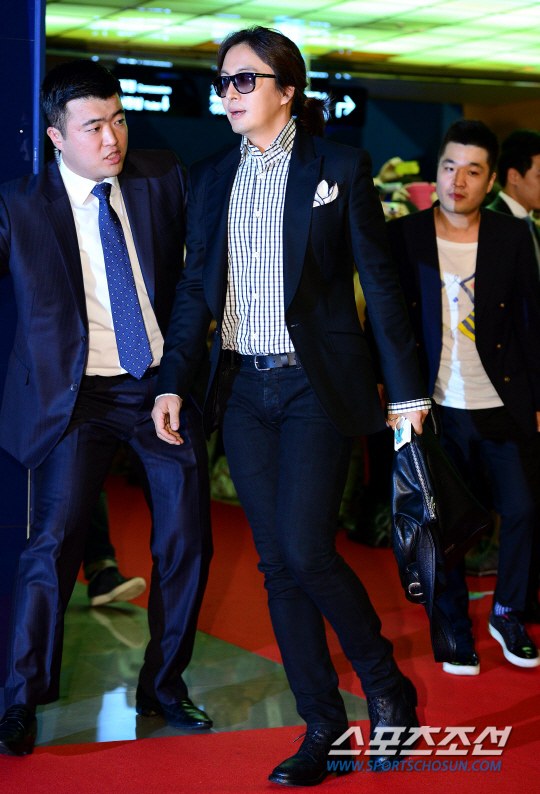 Bae Yong Joon lạ lẫm khi dự sự kiện 1