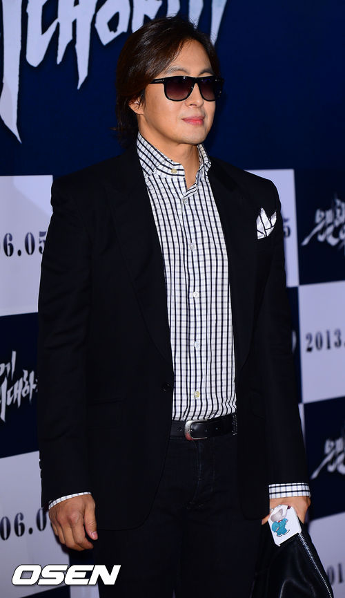 Bae Yong Joon lạ lẫm khi dự sự kiện 3