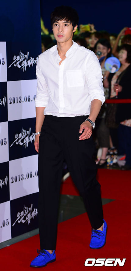 Bae Yong Joon lạ lẫm khi dự sự kiện 13