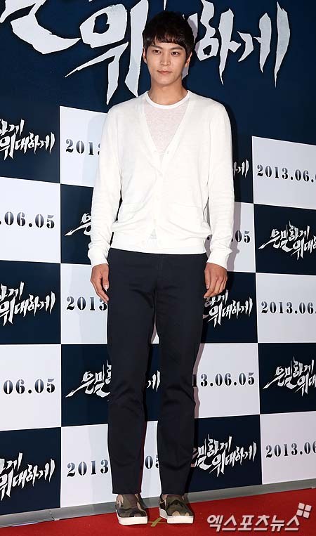Bae Yong Joon lạ lẫm khi dự sự kiện 15