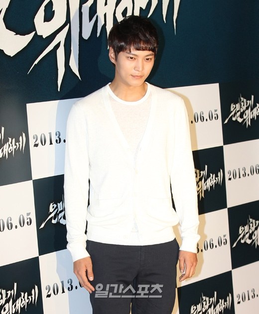 Bae Yong Joon lạ lẫm khi dự sự kiện 16