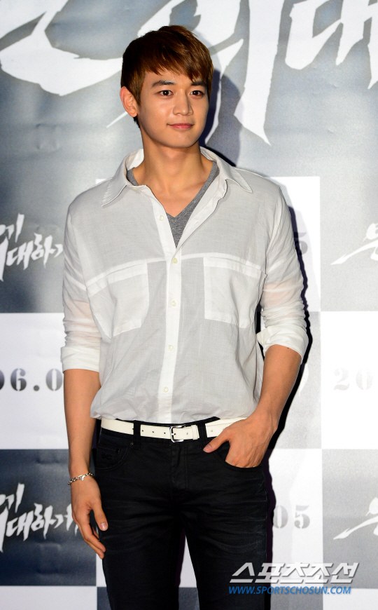 Bae Yong Joon lạ lẫm khi dự sự kiện 19