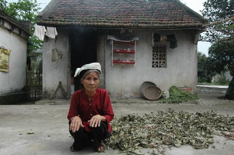 
	Bà Nhung chỉ mong được hộ nghèo để chữa bệnh cho con. Ảnh: Nông nghiệp Việt Nam.
