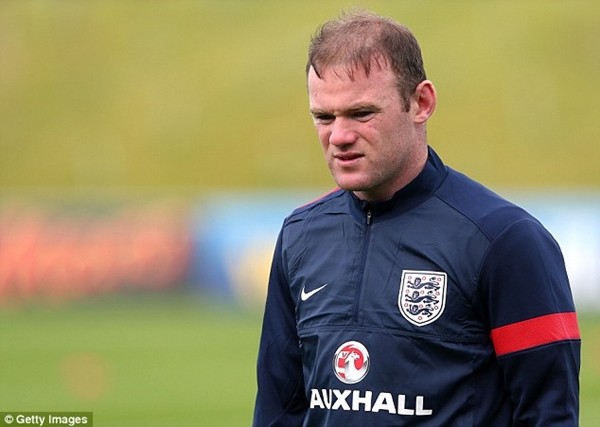 Rooney lộ mái tóc "thảm họa" khi tập trung cùng Tam Sư 1