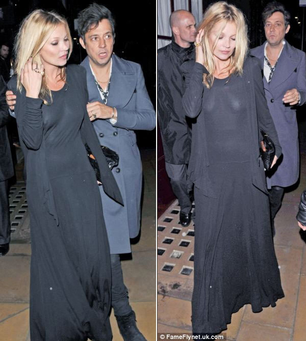 
	Dù đôi gò bồng đảo không được nảy nở cho lắm nhưng Kate Moss vẫn tự tin diện một chiếc váy đen xuyên thấu đi chơi cùng chồng.