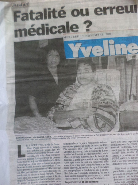 Tờ Le Parisien đăng bài viết về vụ đòi lại công lý cho con trai của chị Hélènne Pucci, với tít: “Cái chết hay là sai lầm điều trị?”