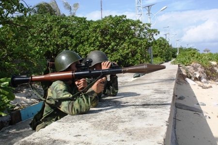 Những người lính đảo Trường Sa luôn luyện tập, chăc tay súng bảo vệ chủ quyền tổ quốc