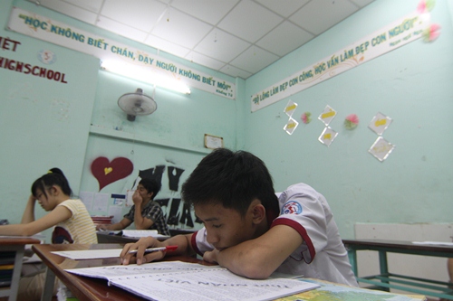 
	Một học sinh chán chường, mệt mỏi với những quyển đề cương.