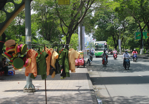 Trang phục công an 'nhái' đầy đường Sài Gòn