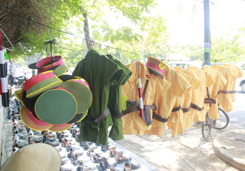 Trang phục công an 'nhái' đầy đường Sài Gòn