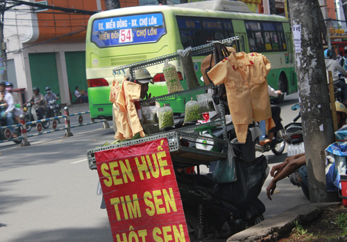 
	Bán đồ "nhái" công an cùng với... tim sen.