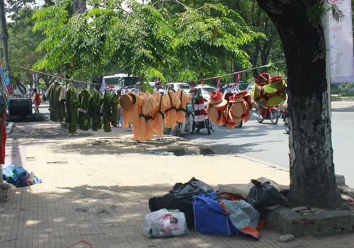 
	Giăng giây ngang vỉa hè để treo áo, mũ.