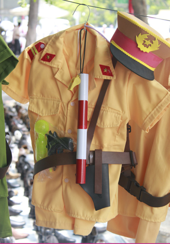 
	Một bộ đồ công an cùng dụng cụ "hỗ trợ" như súng nhựa, dùi cui, còi có giá từ 150.000 - 200.000 đồng.