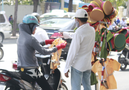Trang phục công an 'nhái' đầy đường Sài Gòn