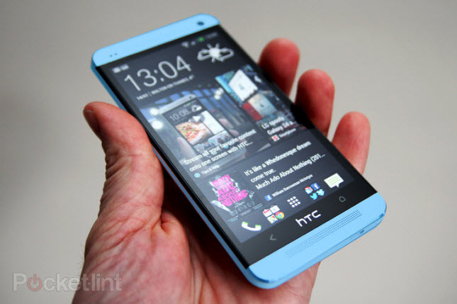 
	HTC One màu xanh nước biển.