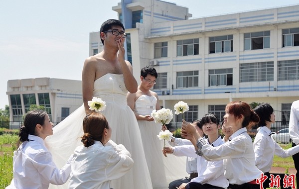 Trung Quốc: Nam sinh mặc váy cưới chụp ảnh kỉ niệm lễ tốt nghiệp 2