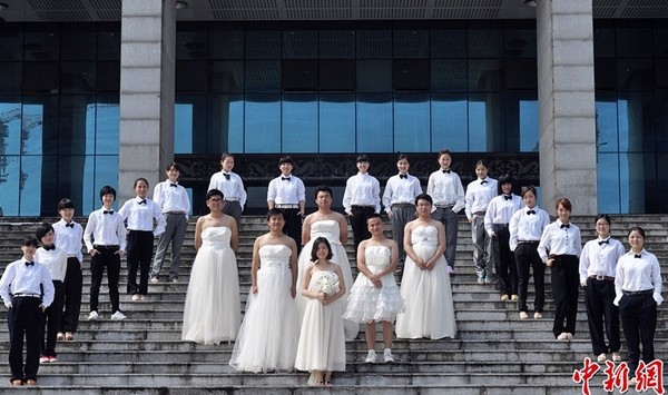 Trung Quốc: Nam sinh mặc váy cưới chụp ảnh kỉ niệm lễ tốt nghiệp 4