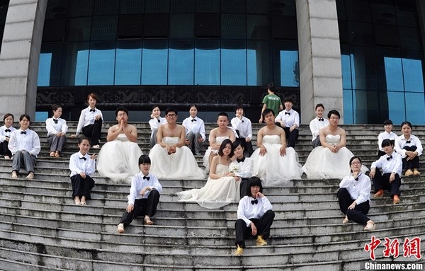 Trung Quốc: Nam sinh mặc váy cưới chụp ảnh kỉ niệm lễ tốt nghiệp 5