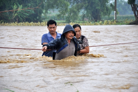 Cứu người mắc kẹt trong lũ