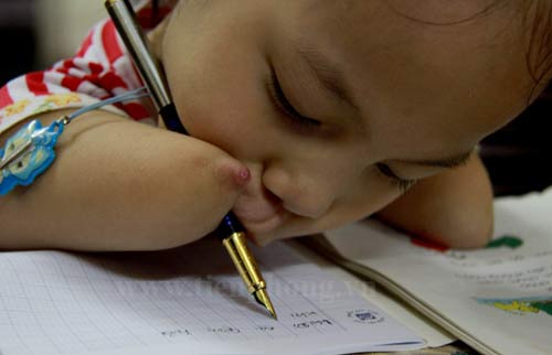 
	Để viết được chữ, Chi kẹp chiếc bút máy được vào một bên tay và miệng. Mỗi nét chữ đưa đi, tay và miệng Chi lại di chuyển theo.
