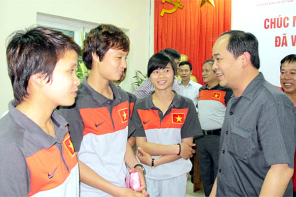 
	Thứ trưởng Bộ VH, TT&amp;DL Lê Khánh Hải (phải) khẳng định Bộ và Tổng cục sẽ tiếp tục đầu tư xứng đáng cho bóng đá nữ